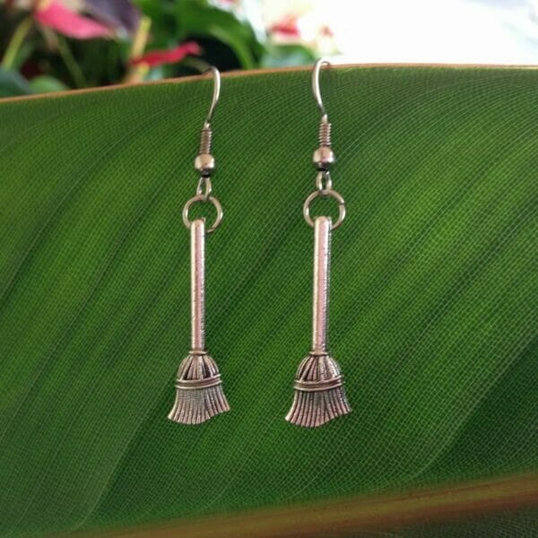 Earrings_Broom witch broom earring