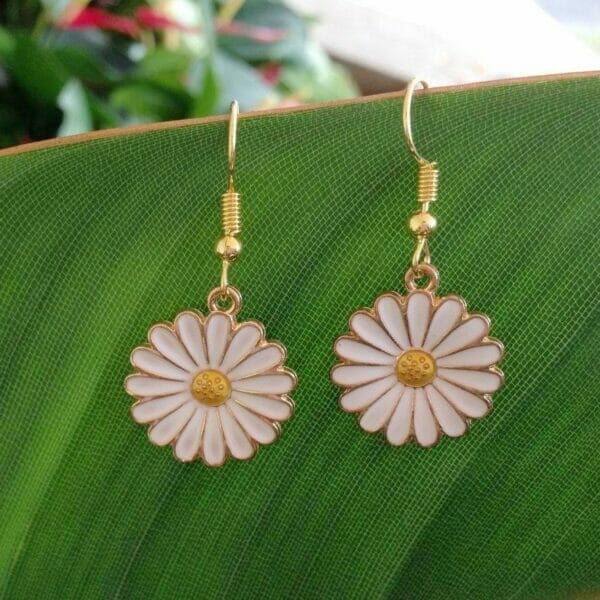 Earrings_White_Flower_325ace49-3361-498a-8831-0799dcd926a8 white daisy earrings
