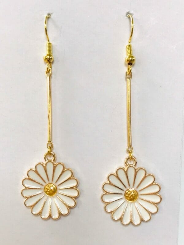 whitedaisylongdanglebarearrings Daisy Flower white